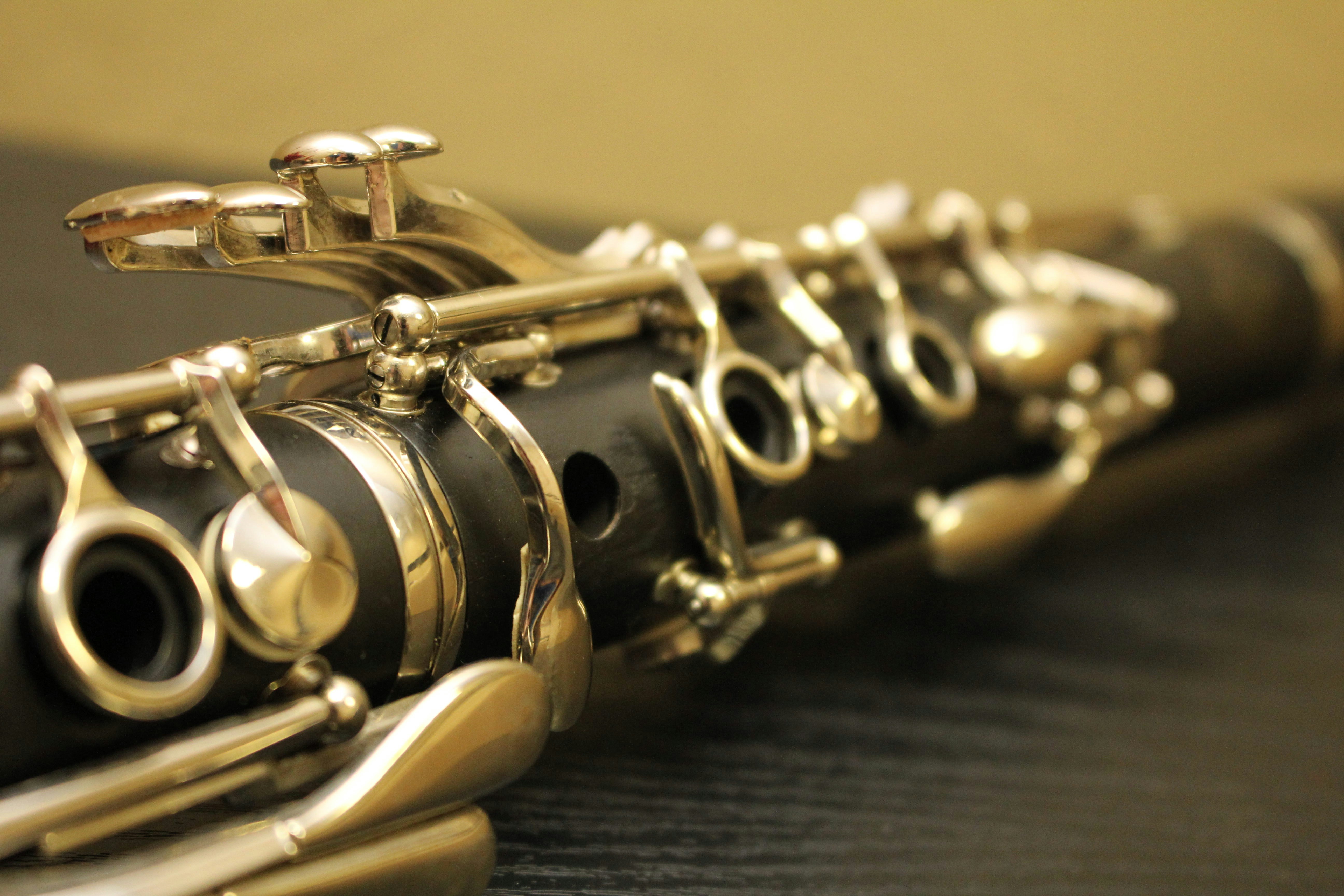 shallow focus photography of black and silver clarinet